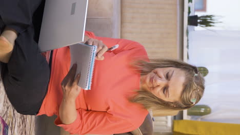 Video-Vertical-De-Una-Mujer-Trabajando-Duro-En-Una-Computadora-Portátil.